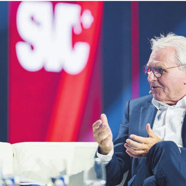 Leise, vernetzt und präzise - Paul Villiger, CEO Villiger Entsorgungssysteme AG, durfte den Prix SVC Aargau Solothurn entgegennehmen. Bild: Keystone / Manuel Lopez
