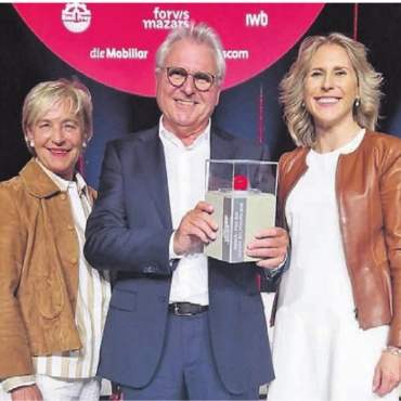 Leise, vernetzt und präzise - Paul Villiger, CEO Villiger Entsorgungssysteme AG, mit Frau Edith (links) und Tochter Michelle. Bild: zg