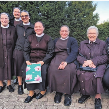 Schwestern verabschieden sich - Ein gemeinsames Bild der Franziskaner Missionsschwestern in Auw. Bild: zg