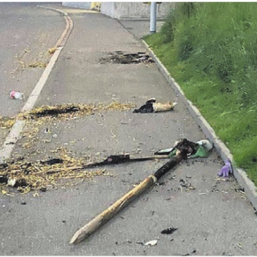 Angezündet, beschädigt, demoliert - Brandspuren an Vorderdorfstrasse mit Verunreinigungen – ein Foto vom 21. April. Bild: gk