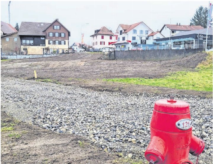 Direkt an der Hauptstrasse und vis-à-vis der Autogarage soll eine neue Überbauung entstehen. Die Bewilligung liegt vor. Bild: Archiv
