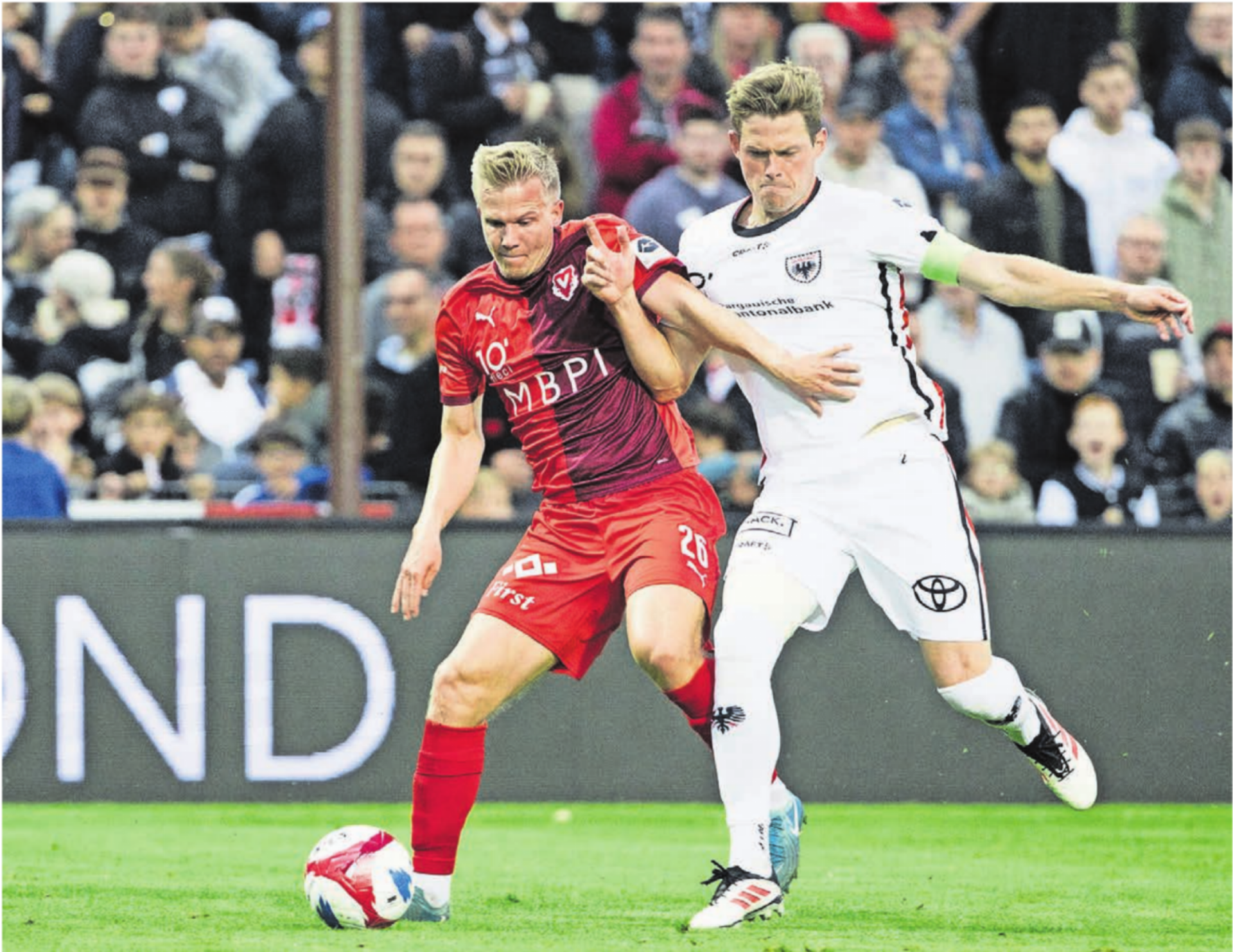 Marco Thaler (rechts) und der FC Aarau liefern sich mit dem FC Vaduz (Mats Hammerich) in dieser Saison einen heissen Zweikampf an der Spitze. Die Entscheidung fällt jetzt in den letzten drei Spielen. 
Bild: Freshfocus - Das Bild wird blockiert. – Möglicherweise durch einen aktiven Adblocker.