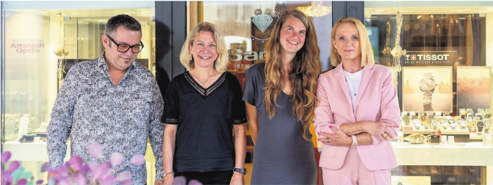 Starkes Team (v. l.): Optiker Peter Orban, Inhaberin Jasmin Mach, Muriel Mach (Administration), Daniela Hubschmid (Verkauf Uhren und Schmuck). Bild: zg