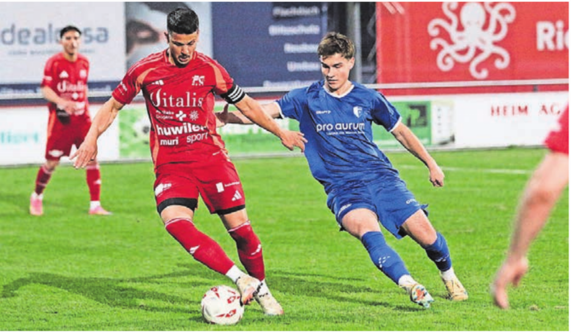 Der FC Muri (Simone Parente, links) und Wohlen U23 (Djellon Shahini) waren vor Kurzem Gegner. Jetzt können sie sich gegenseitig Schützenhilfe geben. Bild: Archiv/jl - Das Bild wird blockiert. – Möglicherweise durch einen aktiven Adblocker.