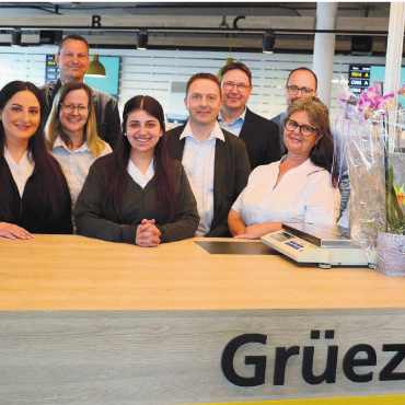 Die Kunden im Mittelpunkt - Das Wohler Schalterteam und Wohlens Gemeindeammann freuen sich über den neuen Look der Filiale (von links): Marianne Rosenfeld, Kristina Markaj, Jenny von Wyl, Roland Vogt (Gemeindeammann), Selina Morina, Christoph Steiner, Marcel Schweizer, Mërgim Kabashi, Elfi Spicher. Bilder: Chregi Hansen