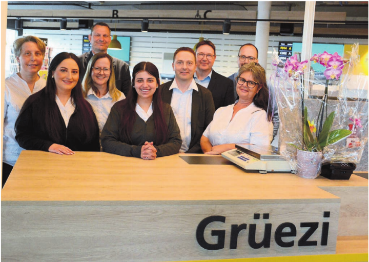 Das Wohler Schalterteam und Wohlens Gemeindeammann freuen sich über den neuen Look der Filiale (von links): Marianne Rosenfeld, Kristina Markaj, Jenny von Wyl, Roland Vogt (Gemeindeammann), Selina Morina, Christoph Steiner, Marcel Schweizer, Mërgim Kabashi, Elfi Spicher. Bilder: Chregi Hansen