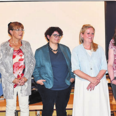 Bewunderung für den Farbtupfer - Die Übergabe an den Gemeinnützigen Frauenverein: Kulturministerin Sonja Isler-Rüttimann (rechts) übergibt den Kulturpreis der Gemeinde Wohlen an den gesamten Vorstand (v. l.): Claudia Meier, Aynur Acar, Sandra Garro, Gaby Oeschger, Ginny Olschimke, Christine Bächer und Alessandra Schäfer. Bilder: Daniel Marti