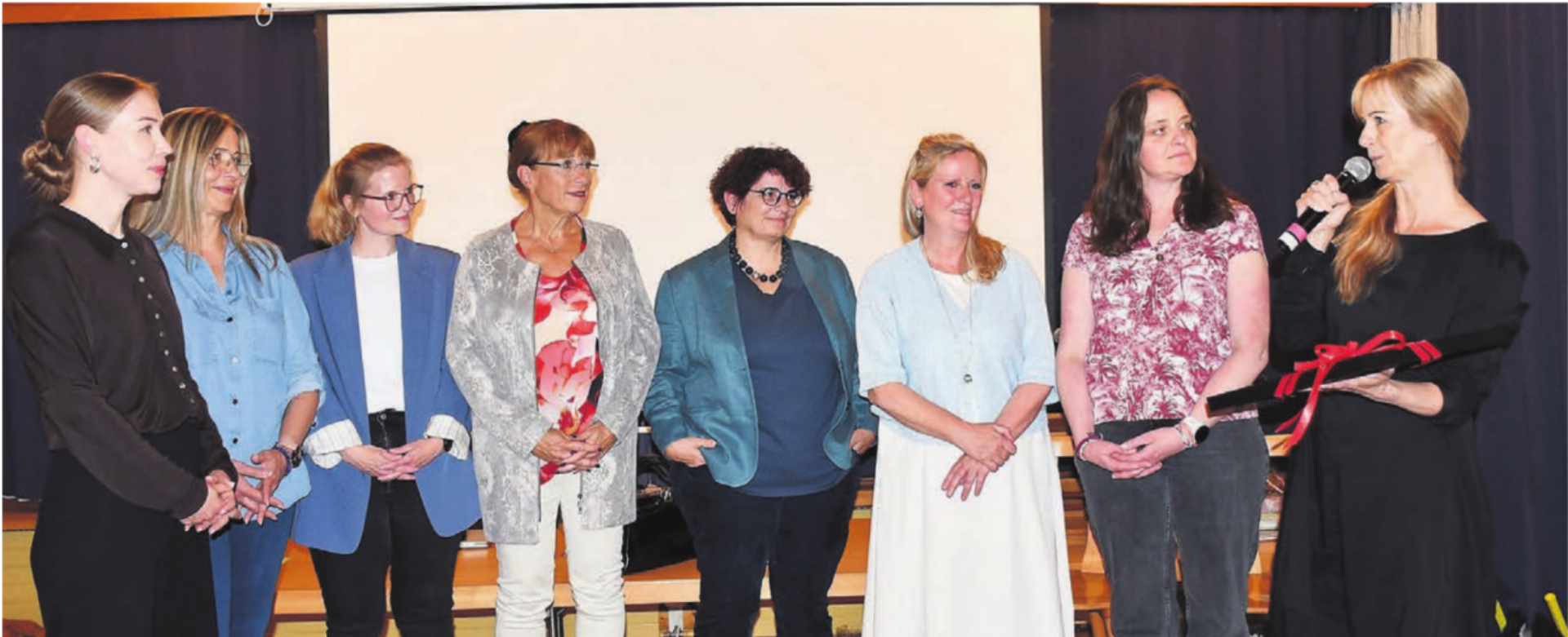 Die Übergabe an den Gemeinnützigen Frauenverein: Kulturministerin Sonja Isler-Rüttimann (rechts) übergibt den Kulturpreis der Gemeinde Wohlen an den gesamten Vorstand (v. l.): Claudia Meier, Aynur Acar, Sandra Garro, Gaby Oeschger, Ginny Olschimke, Christine Bächer und Alessandra Schäfer. Bilder: Daniel Marti - Das Bild wird blockiert. – Möglicherweise durch einen aktiven Adblocker.
