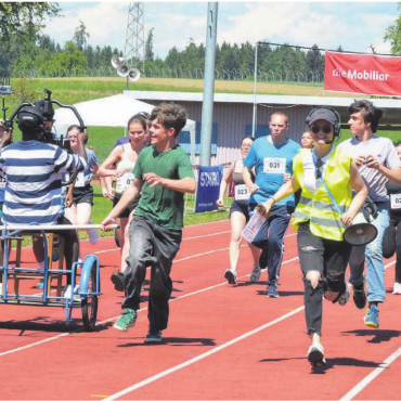 Luzerner Frühlingslauf in Muri - Die Kamera auf dem Wagen, die Filmcrew, die Schauspielenden und Statisten am Rennen – es war ein intensiver Drehtag in der Bachmatten in Muri. Bild: Annemarie Keusch