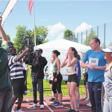 Luzerner Frühlingslauf in Muri - Fokus auf den Sonnenstand und entsprechende Beschattung – beim Filmdreh muss auf vieles geachtet werden.