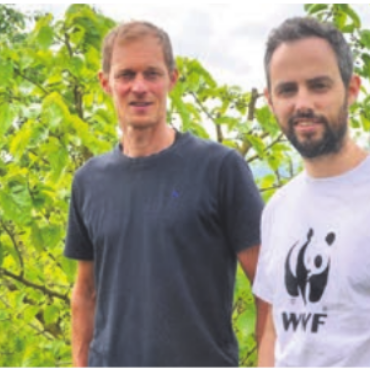 Landwirtschaft mal anders - Pirmin Adler (links) und Kevin Ischi.    Bild: tst