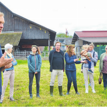 Landwirtschaft mal anders - Bauer Pirmin Adler bot Interessierten Einblick in sein nachhaltiges Konzept.    Bilder: Thomas Stöckli