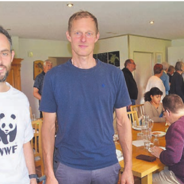 Landwirtschaft mal anders - Kevin Ischi (WWF Aargau, links) und der Gastgeber laden zum Zmorge.