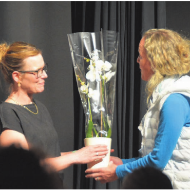 Eine spezielle Nacht im Wald - Schulleiterin Sylvia Rodel (rechts) bedankt sich bei Theaterleiterin Caroline Vollstedt.
