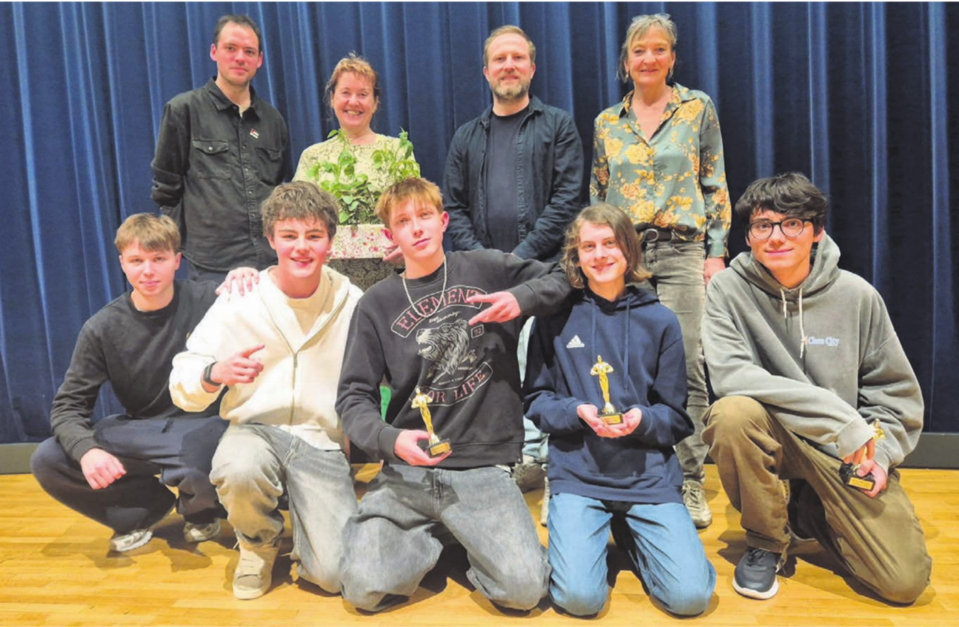 Die Jury, hinten von links: Leon Schwitter, Barbara Aabid, Titus Bütler, Karin Buess, und die Gewinner, vorne von links: Gewinnerteam «Bester Film, Publikumspreis» mit Jean Louis Corboz, Tim Potzmader, Nils Imbach, Joel Knutti und Gewinner «Bester Animationsfilm» Loris Gulino.   Bild: sca - Das Bild wird blockiert. – Möglicherweise durch einen aktiven Adblocker.