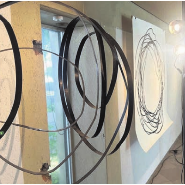 Kunst verbindet - Lichtreflexe und Schattenbilder – die aktuelle Ausstellung in der Villa Wild hat einiges zu bieten.    Bild: zg