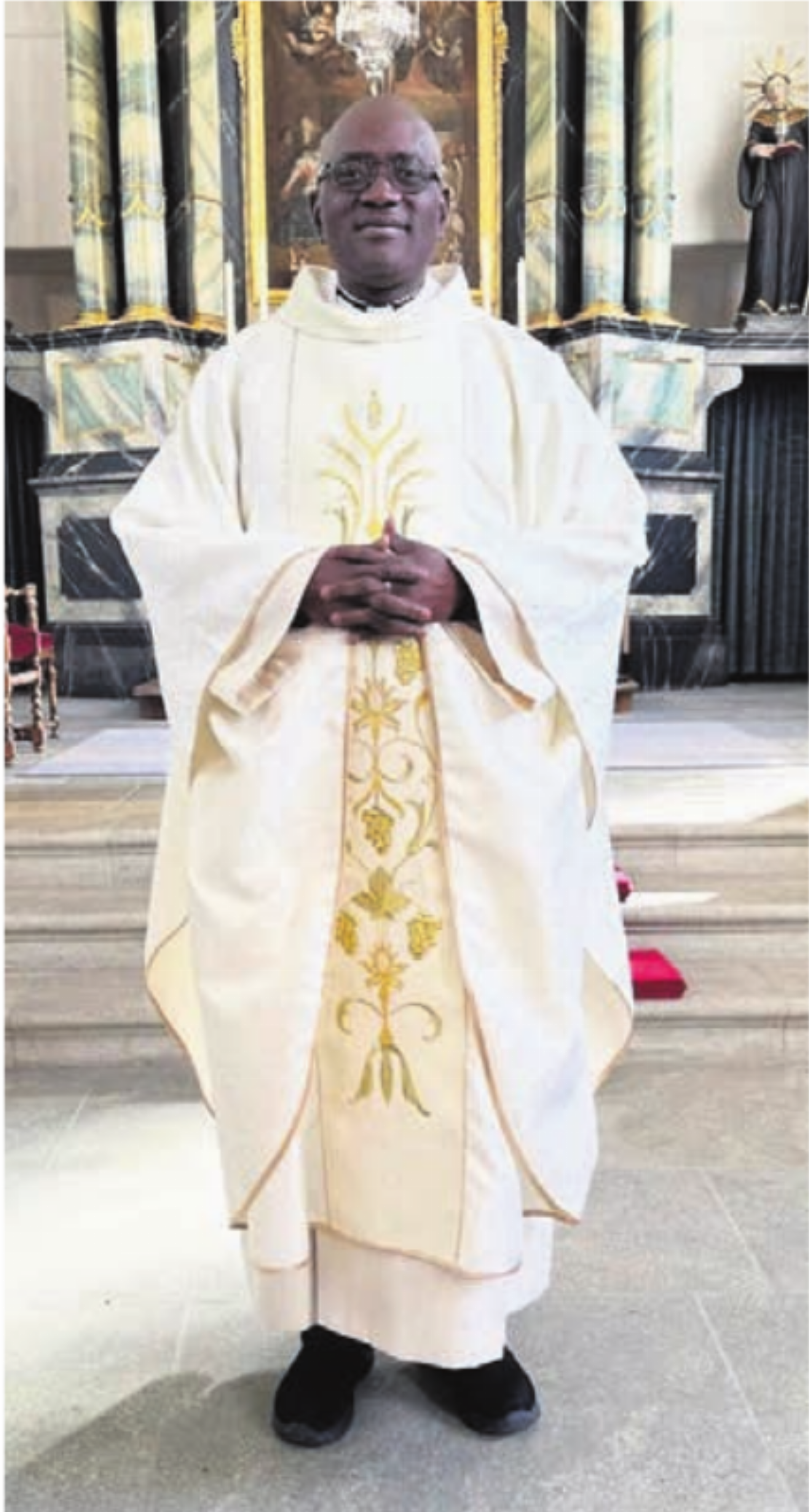 Ambrose Olowo bei der Ausübung seines kirchlichen Dienstes in der Pfarrei in Bettwil.    Bild: zg - Das Bild wird blockiert. – Möglicherweise durch einen aktiven Adblocker.
