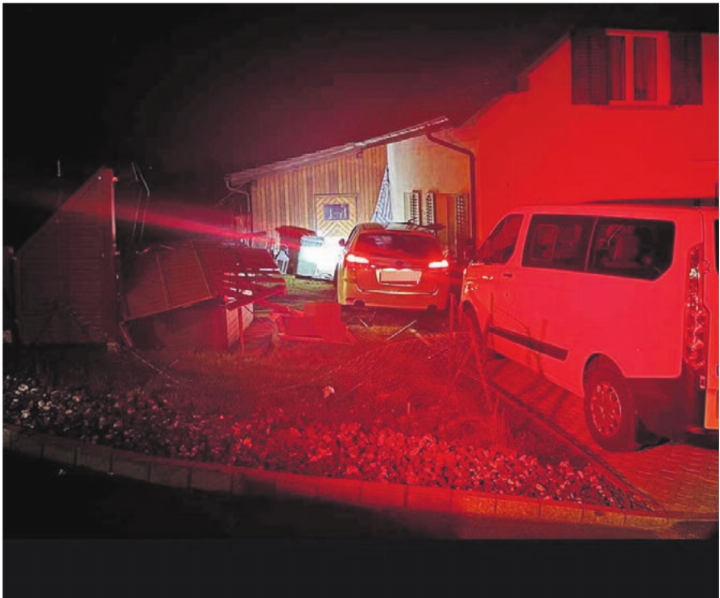 Die Flucht vor der Polizei endete in einer Hauswand. Bild: pz