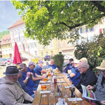 Natur, Geselligkeit und durchgehend gute Stimmung - Die Wanderung bot auch genügend Pausen, bei denen die Teilnehmer das gemütliche Beisammensein geniessen konnten.    Bild: zg