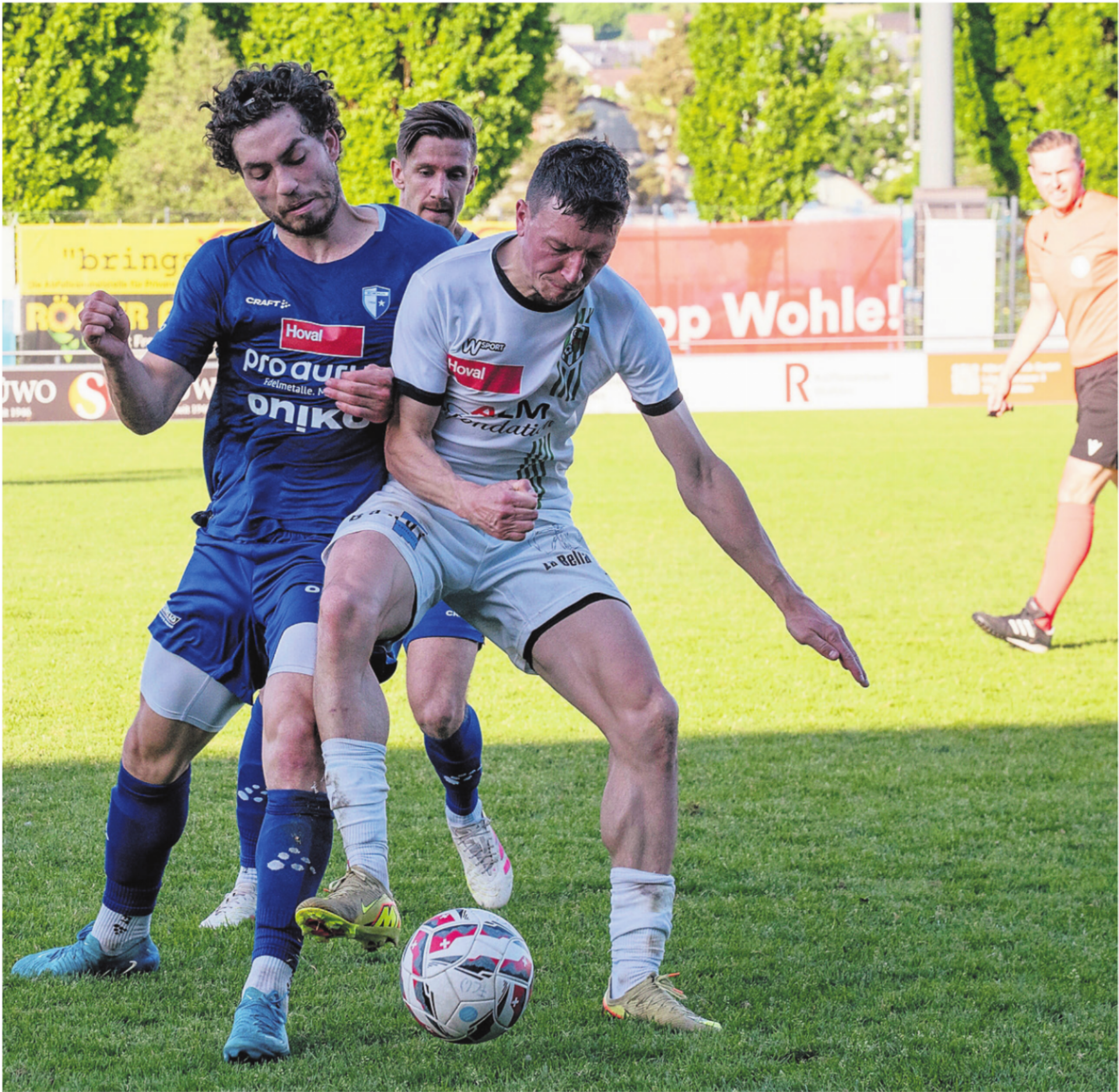 Einen Tick schneller am Ball. Santiago Brunner (links, FC Wohlen) im Duell gegen einen bissigen Jurassier. Bild: Stefan Hotz - Das Bild wird blockiert. – Möglicherweise durch einen aktiven Adblocker.