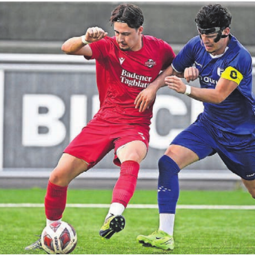 Ein Punkt beim Leader - Milan Gligic (links, FC Baden) gegen Marko Djordjic (rechts, Captain FC Wohlen), der später vom Platz flog. Bild: Alexander Wagner