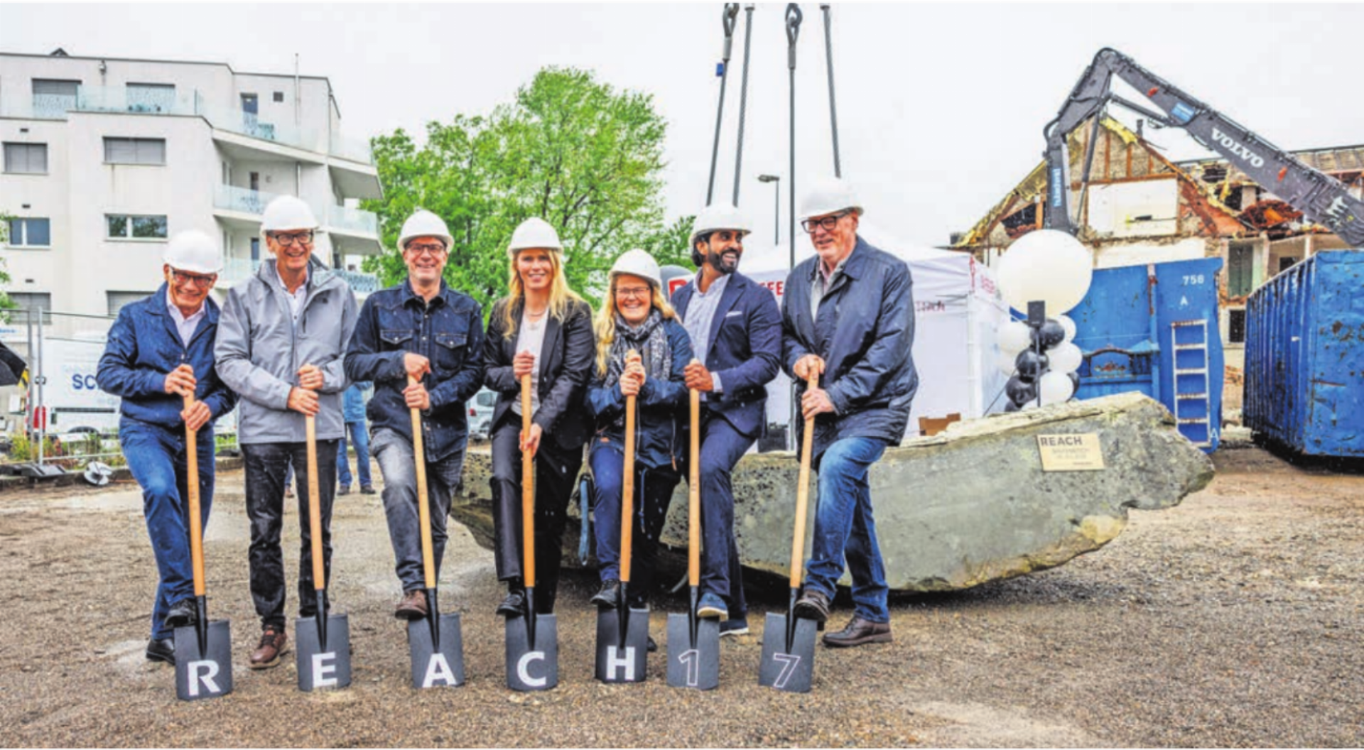 Die Raiffeisen legt los (von links): Ruedi Peterhans, Erich Füglistaler, Raoul Fust (Architekt), Kathrin Peter Koch, Esther Steimen-Wyrsch, Rames Sothy und Remo Lindegger (Bauherrenvertreter).
Bilder: hus - Das Bild wird blockiert. – Möglicherweise durch einen aktiven Adblocker.