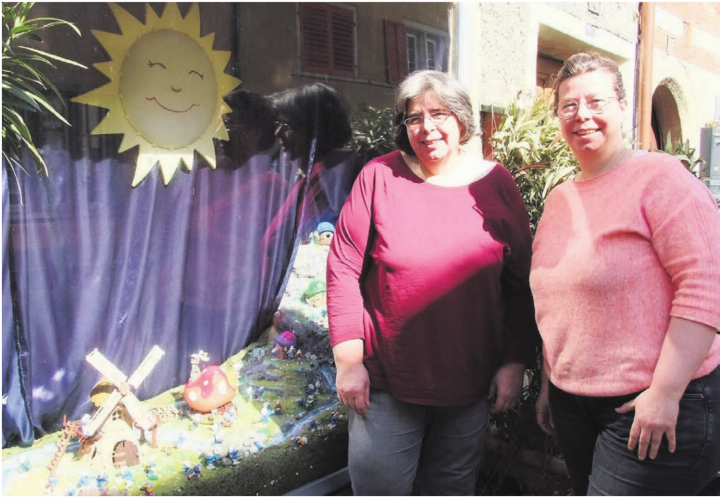 Helen und Heidi Stierli (von links) vor ihrem Schlumpf-Schaufenster, das unterdessen Kult ist. Bilder: Bernadette Oswald