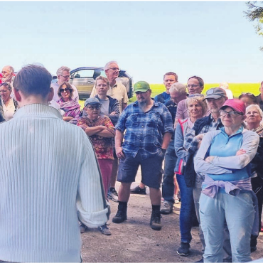 Waldspaziergang mit Einblick - Gemeinderat Dominique Fisch aus Oberlunkhofen (mit dem Rücken im Bild) begrüsste die Behördenmitglieder und die Einwohner zum Waldumgang im Althau. Der Vorsteher für das Forstwesen freute sich, dass so viele Zeit fanden für den Rundgang.    Bild: Verena Anna Wigger