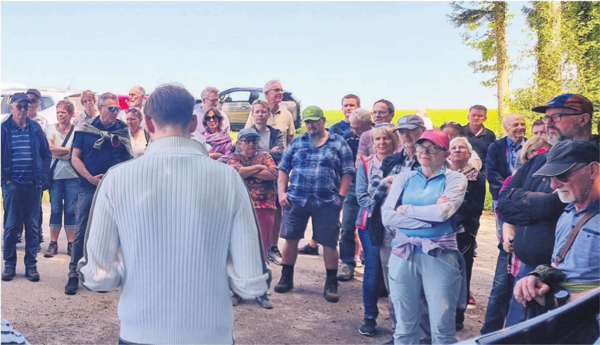 Gemeinderat Dominique Fisch aus Oberlunkhofen (mit dem Rücken im Bild) begrüsste die Behördenmitglieder und die Einwohner zum Waldumgang im Althau. Der Vorsteher für das Forstwesen freute sich, dass so viele Zeit fanden für den Rundgang.    Bild: Verena Anna Wigger - Das Bild wird blockiert. – Möglicherweise durch einen aktiven Adblocker.