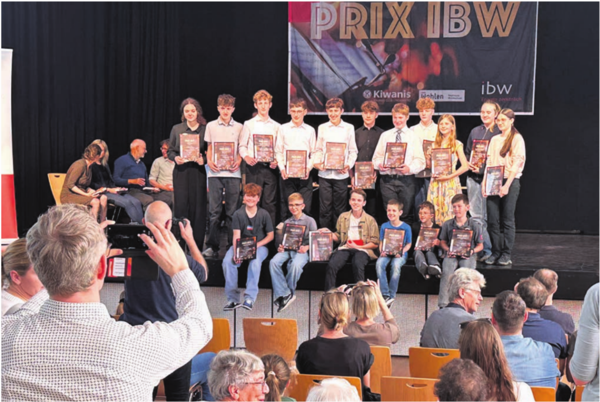 Alle auf der Bühne haben einen Preis. Der Sieger des «Prix ibw» ist Joel Forster (vordere Reihe, dritter von links). - Das Bild wird blockiert. – Möglicherweise durch einen aktiven Adblocker.