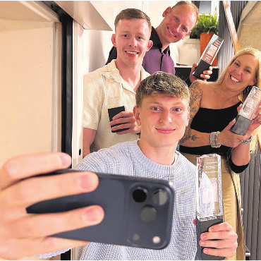 Vom Pensionär und dem Goldjungen - Obligates Siegerselfie: Sieger Alessandro Vogt (vorne) mit Nino Leutert (2. Rang), Tanja Pilgrim (Mutter von Alayah Pilgrim, 3. Rang) und Spezialpreis-Gewinner Urs Huber. Bilder: Stefan Sprenger