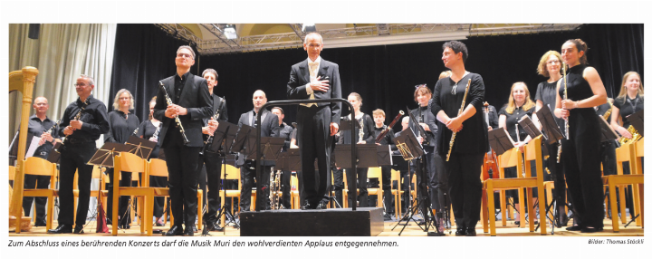 Zum Abschluss eines berührenden Konzerts darf die Musik Muri den wohlverdienten Applaus entgegennehmen. Bilder: Thomas Stöckli