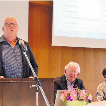 Bereit fürs Klosterjubiläum - Für einmal resultierte ein Minus: Christoph Käppeli stellte die Betriebsrechnung der Pflegi Muri vor. Rechts neben ihm: Vereinspräsident Franz Hold und Direktorin Margit Schneider. Bild: Thomas Stöckli