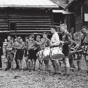 Bunter Strauss an Erinnerungen - Clairon und Trommeln – ein Bild von 1960 aus dem ersten Sommerlager in Ruschein. Bilder: Annemarie Keusch / zg