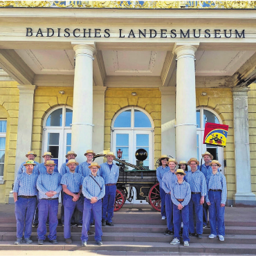 Löschauftrag ennet der Grenze - Die Delegation der Hägglinger Feuerwehrvereinigung mit ihrer historischen Handdruck-Feuerspritze vor dem badischen Landesmuseum in Karlsruhe. Bilder: zg