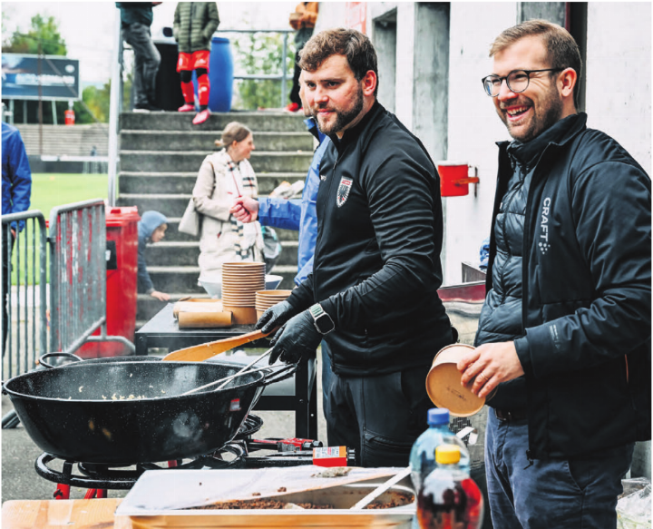 Mit Einsatz und Freude: Samuel Stutz (rechts) ist seit rund 2,5 Jahren der Chef der Brügglifeld Catering AG. Bilder: Sarah Rölli