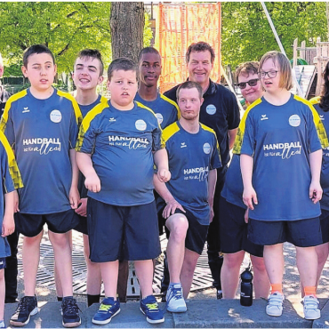 Sport für alle - Die SG Freiamt Together am Turnier in Affoltern am Albis. Hinten, von links: Dieter Lanz, Roger Vogler (Betreuer), Patrice Riniker, Jefferson Hürlimann, Stephan Jaeggi (Betreuer), Silas Jochem, Ramona Hartmeier, Franz Ungrad (Betreuer), Karin Matter (Betreuerin), Silvan Jaeggi. Vorne: Valentin Vogel, Mateo Preiss, Joel Bochsler, Ramon Ackermann, Orélie Ungrad. Bild: zg