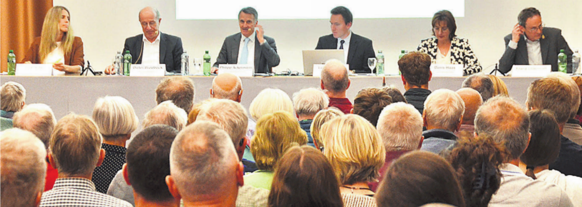 Dicht gefüllte Reihen an der Gemeindeversammlung in Jonen. Auf der Bühne, von links: Juli Huber, Dieter Brodbeck, Ammann Philipp Ackermann, Gemeindeschreiber Lorenz Staubli, Doris Haas und Franz Odermatt.
Bild: Thomas Stöckli - Das Bild wird blockiert. – Möglicherweise durch einen aktiven Adblocker.