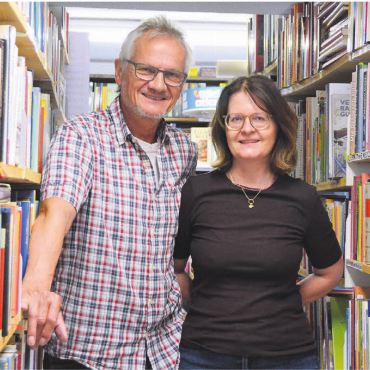 4500 Bücher als Dekoration - Roland Stöckli und Petra Siegrist betreiben das Buch-Brocki an der Luzernerstrasse in Muri.    Bild: Annemarie Keusch