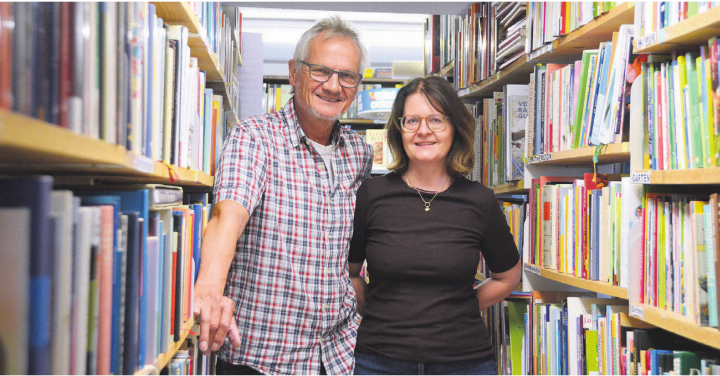 Roland Stöckli und Petra Siegrist betreiben das Buch-Brocki an der Luzernerstrasse in Muri.    Bild: Annemarie Keusch