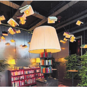 4500 Bücher als Dekoration - Nur im Regal? Mitnichten. Bücher dienen auch als Konstruktion für Lampen.