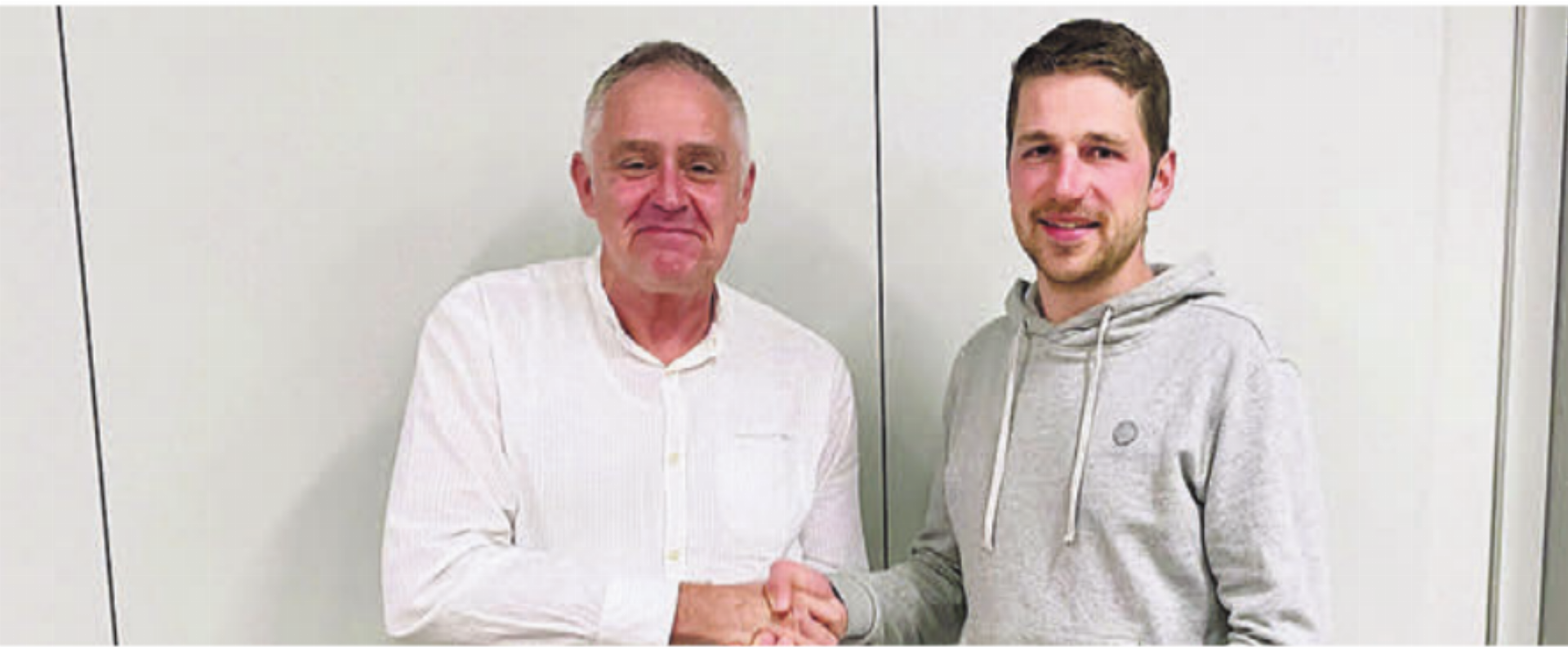Martin Leu (links) übergibt die Leitung der IG Sportvereine Muri in die Hände von Linus Staubli. Bild: zg - Das Bild wird blockiert. – Möglicherweise durch einen aktiven Adblocker.