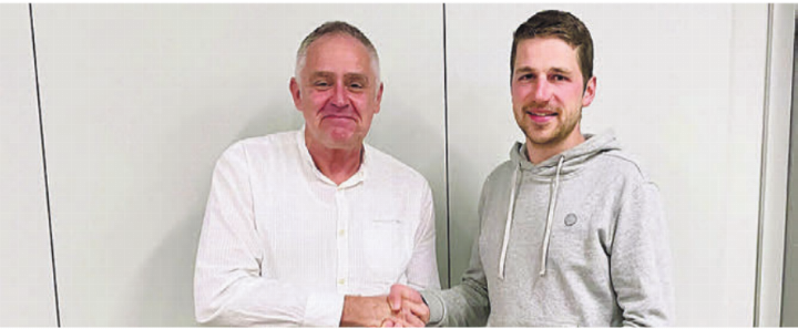 Martin Leu (links) übergibt die Leitung der IG Sportvereine Muri in die Hände von Linus Staubli. Bild: zg