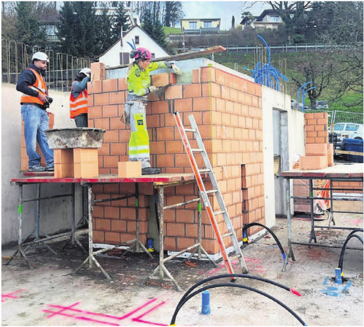 Maurerarbeiten am Mehrfamilienhaus in Mellingen. Bilder: jpix.ch