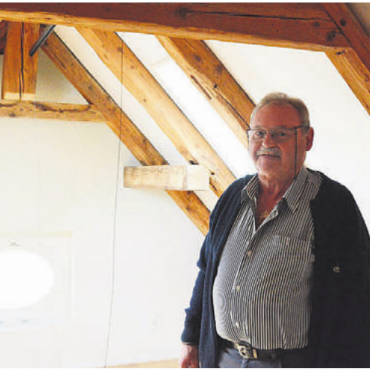 «Engel» fliegt jetzt in seiner Wohnung - Bauherr Oswald Fischlin in seiner noch nicht ganz fertigen Dachwohnung.