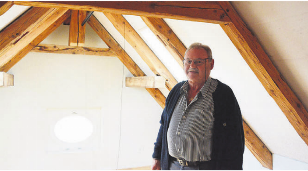 Bauherr Oswald Fischlin in seiner noch nicht ganz fertigen Dachwohnung. Bauherr Oswald Fischlin in seiner noch nicht ganz fertigen Dachwohnung.