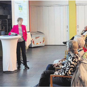 Am sozialen Leben teilhaben - Rita Stöckli von der Arbeitsgruppe Avanti 60  informiert über die verschiedenen Angebote in Villmergen.    Bild: Monica Rast