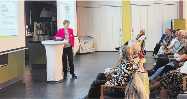 Rita Stöckli von der Arbeitsgruppe Avanti 60 informiert über die verschiedenen Angebote in Villmergen. Bild: Monica Rast Rita Stöckli von der Arbeitsgruppe Avanti 60 informiert über die verschiedenen Angebote in Villmergen. Bild: Monica Rast