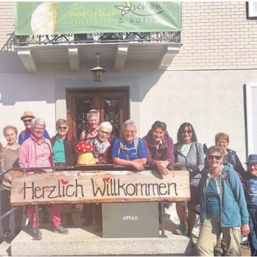 Der Reuss entlang - Obligates Gruppenfoto, diesmal vor dem Restaurant Krähenbühl.    Bild: zg