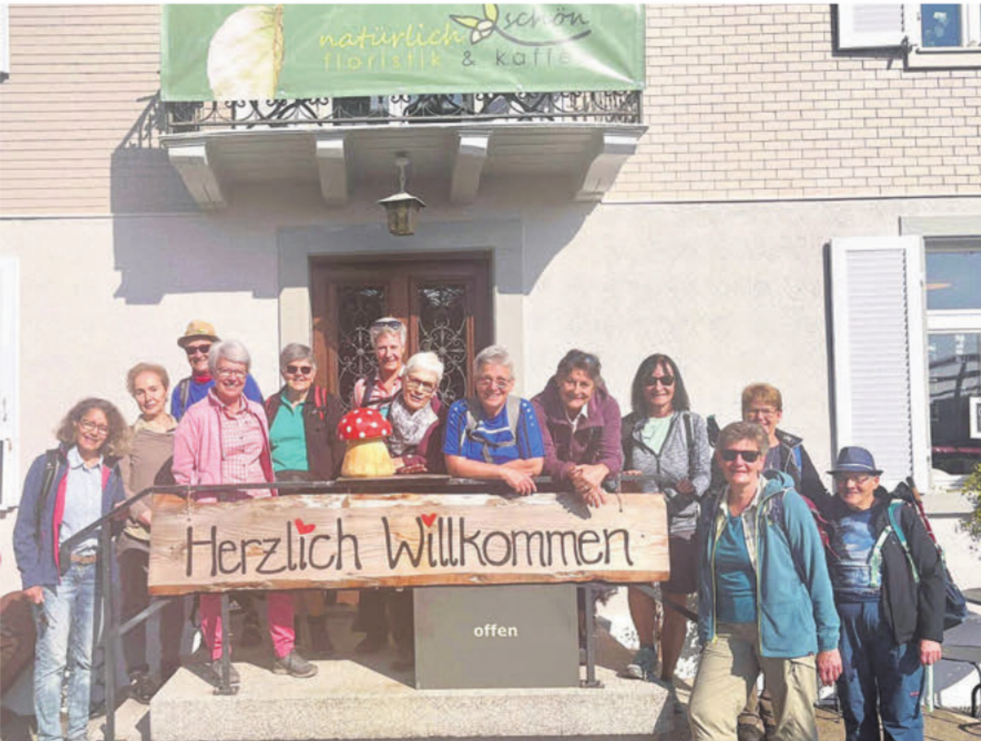 Obligates Gruppenfoto, diesmal vor dem Restaurant Krähenbühl.    Bild: zg - Das Bild wird blockiert. – Möglicherweise durch einen aktiven Adblocker.